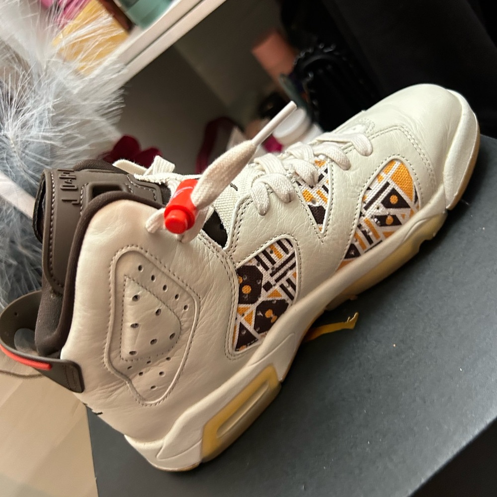 Jordan Kids Sneakers in Cream and Brown with Pattern